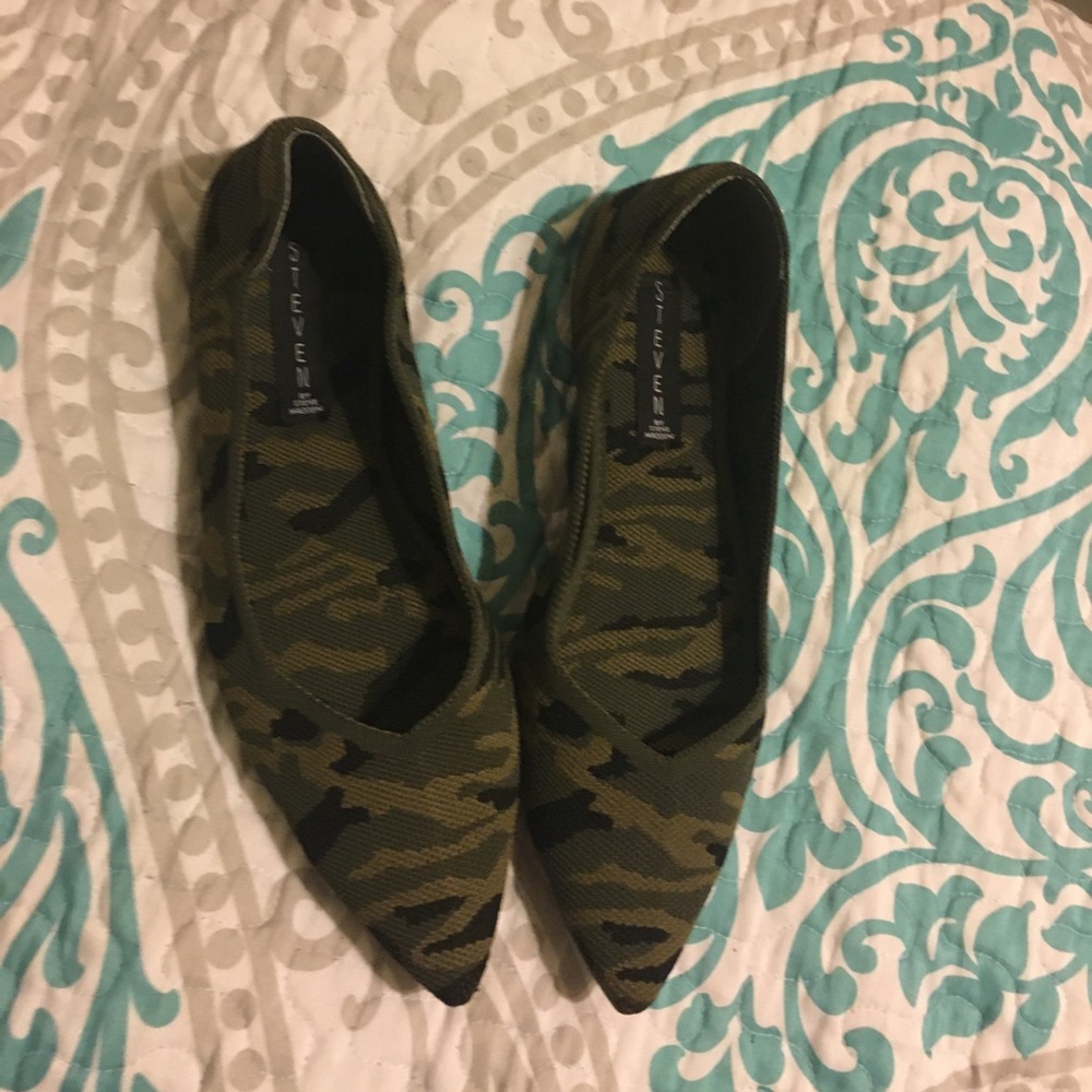 Adorable Camoflauge Steve Madden slip ons